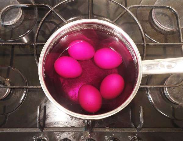 Как покрасить яйца красной капустой