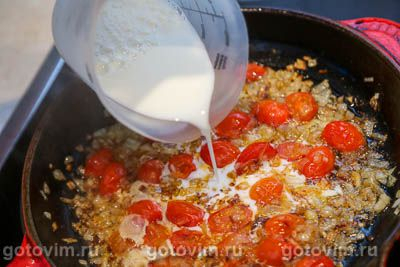Куриные бедра в сливочном соусе с помидорами черри и сыром